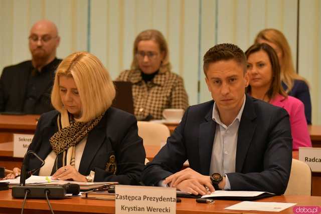 [FOTO] Omawiają działania służb podczas powodzi. Trwa nadzwyczajna Sesja Rady Miejskiej