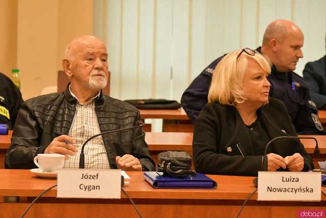 [FOTO] Omawiają działania służb podczas powodzi. Trwa nadzwyczajna Sesja Rady Miejskiej