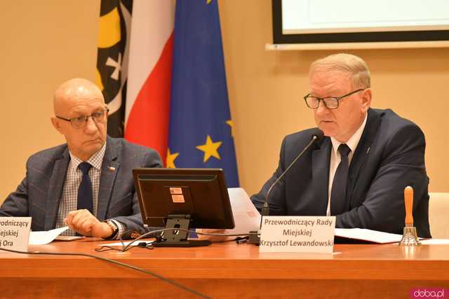 [FOTO] Omawiają działania służb podczas powodzi. Trwa nadzwyczajna Sesja Rady Miejskiej
