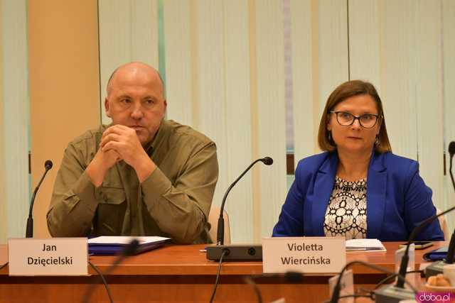 [FOTO] Omawiają działania służb podczas powodzi. Trwa nadzwyczajna Sesja Rady Miejskiej