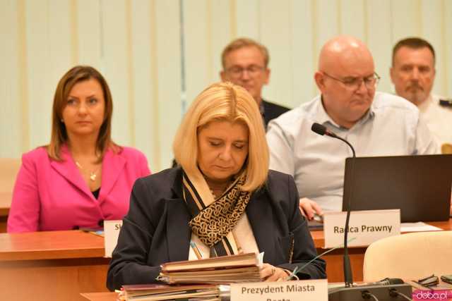 [FOTO] Omawiają działania służb podczas powodzi. Trwa nadzwyczajna Sesja Rady Miejskiej