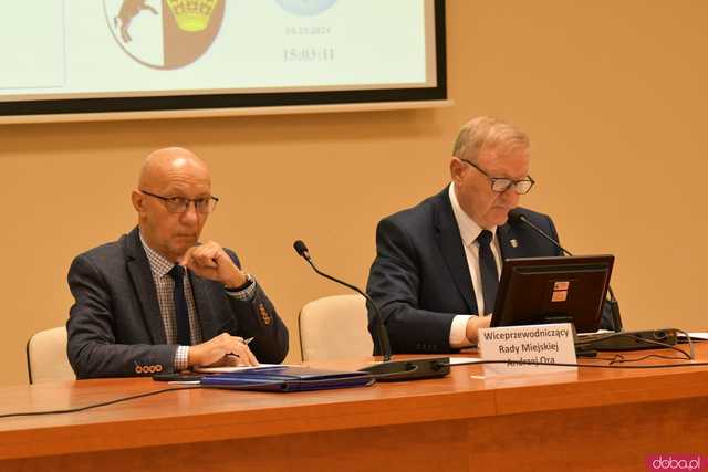 [FOTO] Omawiają działania służb podczas powodzi. Trwa nadzwyczajna Sesja Rady Miejskiej