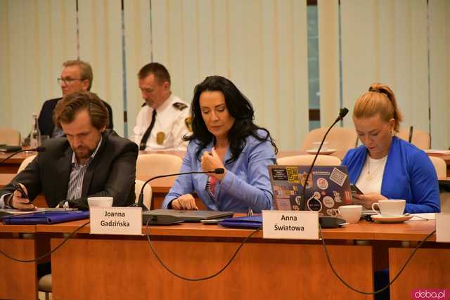 [FOTO] Omawiają działania służb podczas powodzi. Trwa nadzwyczajna Sesja Rady Miejskiej