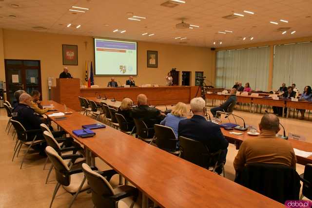 [FOTO] Omawiają działania służb podczas powodzi. Trwa nadzwyczajna Sesja Rady Miejskiej