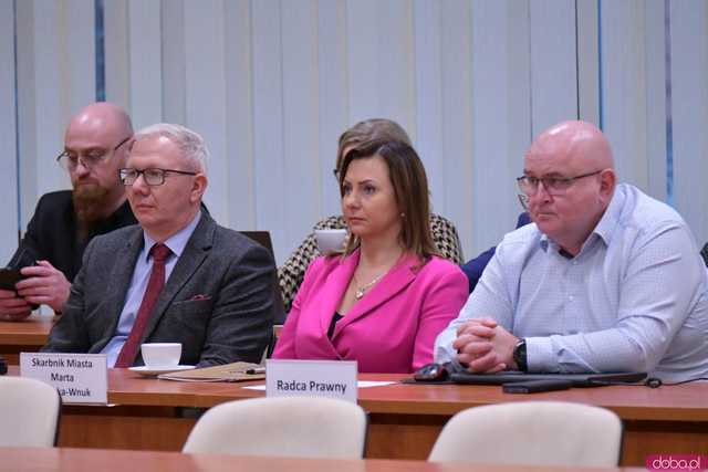 [FOTO] Omawiają działania służb podczas powodzi. Trwa nadzwyczajna Sesja Rady Miejskiej