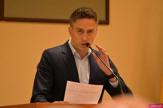 [FOTO] Omawiają działania służb podczas powodzi. Trwa nadzwyczajna Sesja Rady Miejskiej