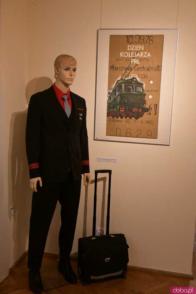 [FOTO] 180 lat kolei w Świdnicy. Wystawę z historycznymi rozkładami jazdy, eksponatami i zdjęciami można oglądać do 24 listopada