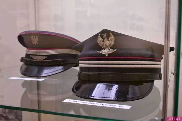 [FOTO] 180 lat kolei w Świdnicy. Wystawę z historycznymi rozkładami jazdy, eksponatami i zdjęciami można oglądać do 24 listopada