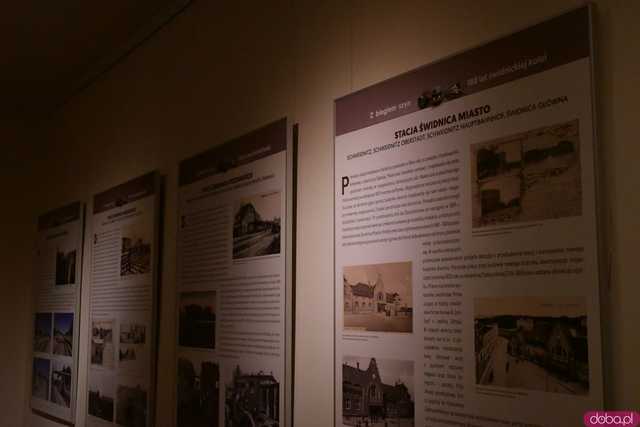[FOTO] 180 lat kolei w Świdnicy. Wystawę z historycznymi rozkładami jazdy, eksponatami i zdjęciami można oglądać do 24 listopada