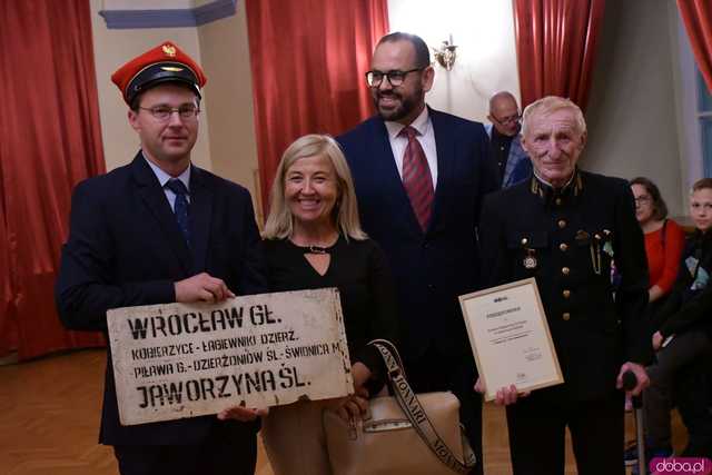 [FOTO] 180 lat kolei w Świdnicy. Wystawę z historycznymi rozkładami jazdy, eksponatami i zdjęciami można oglądać do 24 listopada