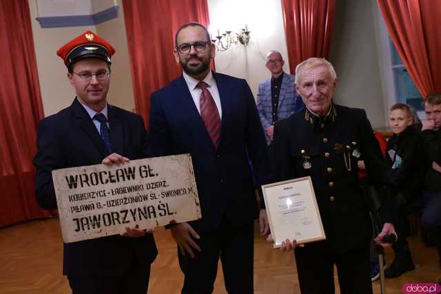 [FOTO] 180 lat kolei w Świdnicy. Wystawę z historycznymi rozkładami jazdy, eksponatami i zdjęciami można oglądać do 24 listopada