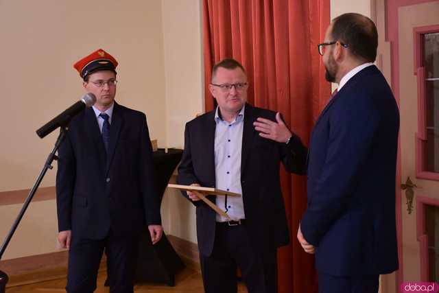[FOTO] 180 lat kolei w Świdnicy. Wystawę z historycznymi rozkładami jazdy, eksponatami i zdjęciami można oglądać do 24 listopada