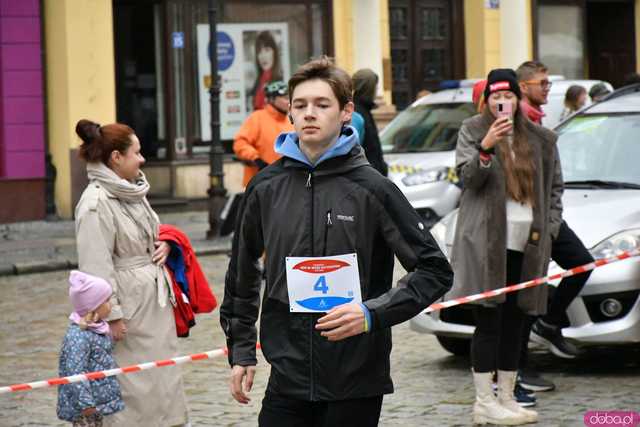 [WIDEO/FOTO/WYNIKI] Pokonali 222 schody i wbiegli na Wieżę Ratuszową. Za nami XI edycja unikalnego biegu