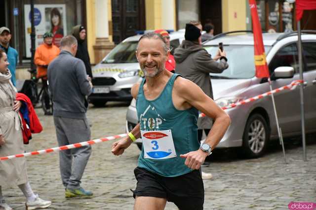[WIDEO/FOTO/WYNIKI] Pokonali 222 schody i wbiegli na Wieżę Ratuszową. Za nami XI edycja unikalnego biegu