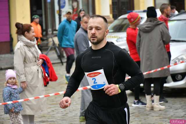 [WIDEO/FOTO/WYNIKI] Pokonali 222 schody i wbiegli na Wieżę Ratuszową. Za nami XI edycja unikalnego biegu