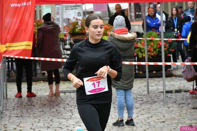 [WIDEO/FOTO/WYNIKI] Pokonali 222 schody i wbiegli na Wieżę Ratuszową. Za nami XI edycja unikalnego biegu