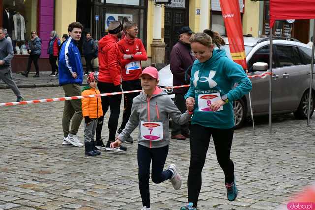 [WIDEO/FOTO/WYNIKI] Pokonali 222 schody i wbiegli na Wieżę Ratuszową. Za nami XI edycja unikalnego biegu