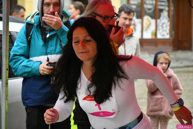 [WIDEO/FOTO/WYNIKI] Pokonali 222 schody i wbiegli na Wieżę Ratuszową. Za nami XI edycja unikalnego biegu