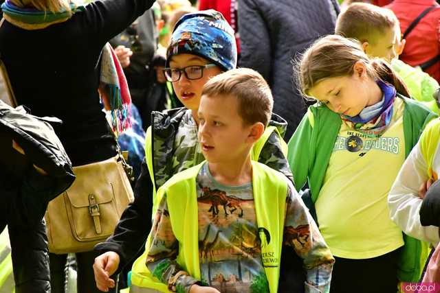 [FOTO] Zasadzili żonkile, które wiosną stworzą żółte Pola Nadziei. Wystartowała kolejna edycja akcji świdnickiego hospicjum