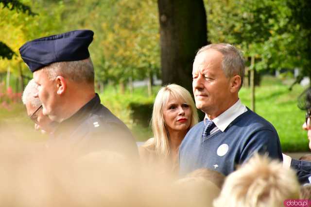[FOTO] Zasadzili żonkile, które wiosną stworzą żółte Pola Nadziei. Wystartowała kolejna edycja akcji świdnickiego hospicjum