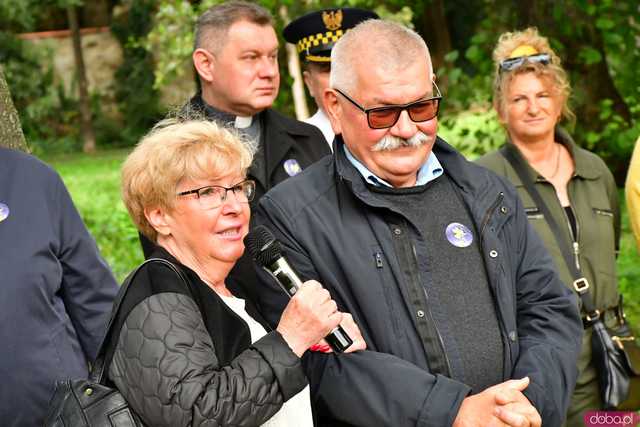 [FOTO] Zasadzili żonkile, które wiosną stworzą żółte Pola Nadziei. Wystartowała kolejna edycja akcji świdnickiego hospicjum