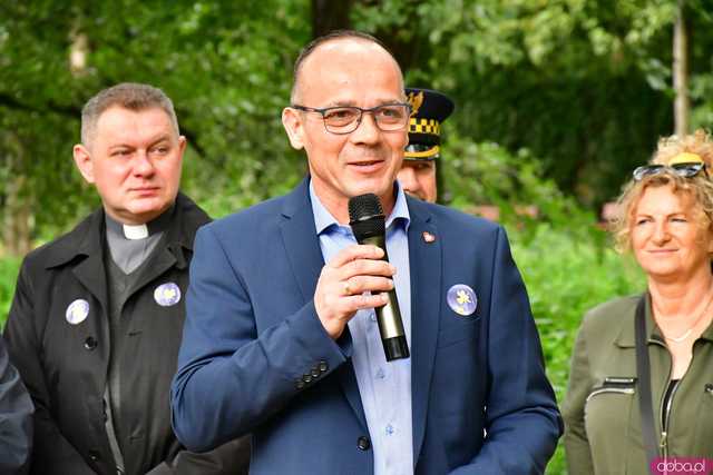 [FOTO] Zasadzili żonkile, które wiosną stworzą żółte Pola Nadziei. Wystartowała kolejna edycja akcji świdnickiego hospicjum