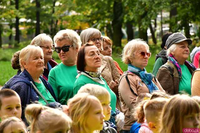 [FOTO] Zasadzili żonkile, które wiosną stworzą żółte Pola Nadziei. Wystartowała kolejna edycja akcji świdnickiego hospicjum