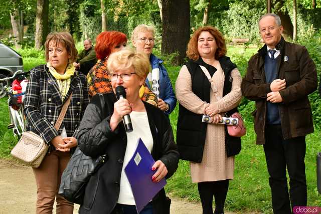 [FOTO] Zasadzili żonkile, które wiosną stworzą żółte Pola Nadziei. Wystartowała kolejna edycja akcji świdnickiego hospicjum