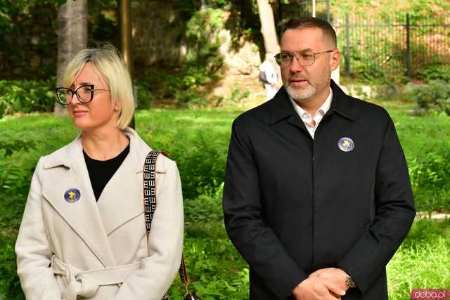 [FOTO] Zasadzili żonkile, które wiosną stworzą żółte Pola Nadziei. Wystartowała kolejna edycja akcji świdnickiego hospicjum