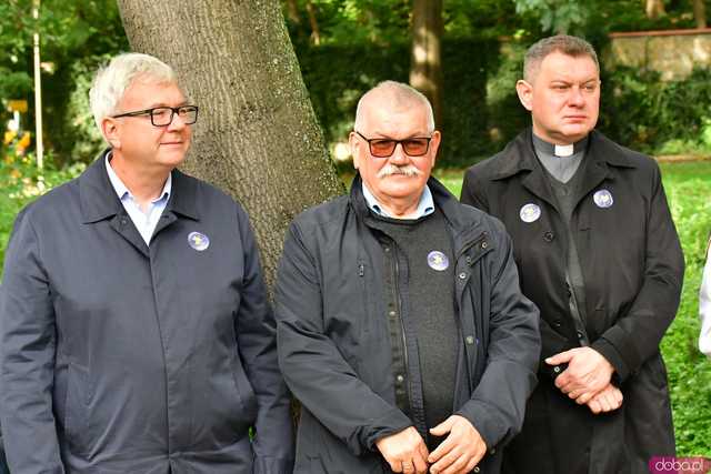 [FOTO] Zasadzili żonkile, które wiosną stworzą żółte Pola Nadziei. Wystartowała kolejna edycja akcji świdnickiego hospicjum