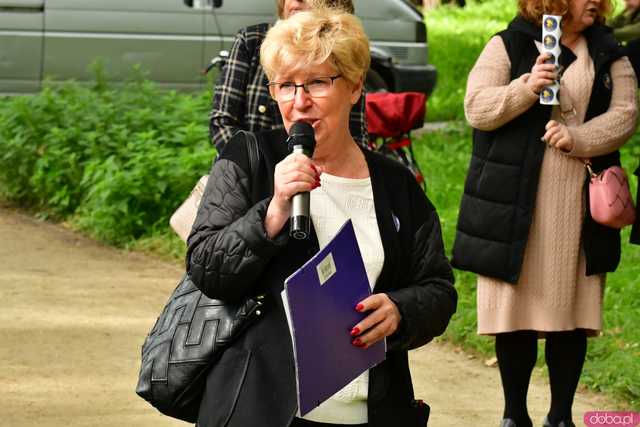 [FOTO] Zasadzili żonkile, które wiosną stworzą żółte Pola Nadziei. Wystartowała kolejna edycja akcji świdnickiego hospicjum
