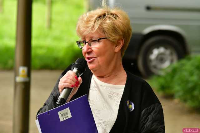 [FOTO] Zasadzili żonkile, które wiosną stworzą żółte Pola Nadziei. Wystartowała kolejna edycja akcji świdnickiego hospicjum