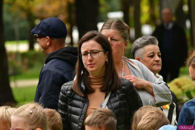 [FOTO] Zasadzili żonkile, które wiosną stworzą żółte Pola Nadziei. Wystartowała kolejna edycja akcji świdnickiego hospicjum