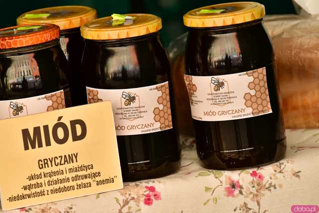 [FOTO] Wystartował Jarmark Produktów Regionalnych. Do kiedy można odwiedzić stoiska na rynku?