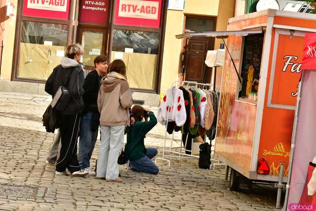 [FOTO] Wystartował Jarmark Produktów Regionalnych. Do kiedy można odwiedzić stoiska na rynku?