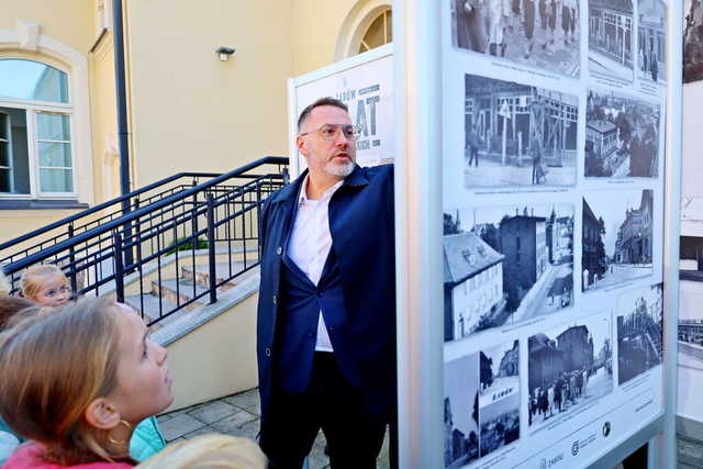 [WIDEO/FOTO] Żarów jest miastem już od 70 lat! Przed budynkiem UM odsłonięto figurkę Żarka i otwarto wystawę historyczną