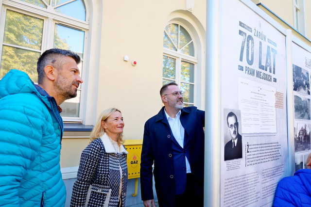 [WIDEO/FOTO] Żarów jest miastem już od 70 lat! Przed budynkiem UM odsłonięto figurkę Żarka i otwarto wystawę historyczną