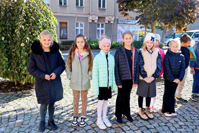 [WIDEO/FOTO] Żarów jest miastem już od 70 lat! Przed budynkiem UM odsłonięto figurkę Żarka i otwarto wystawę historyczną