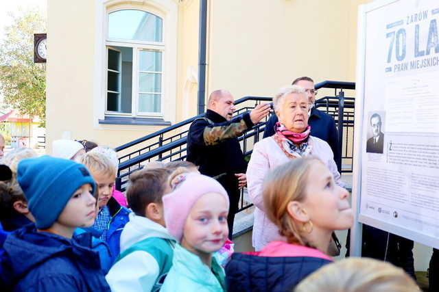 [WIDEO/FOTO] Żarów jest miastem już od 70 lat! Przed budynkiem UM odsłonięto figurkę Żarka i otwarto wystawę historyczną