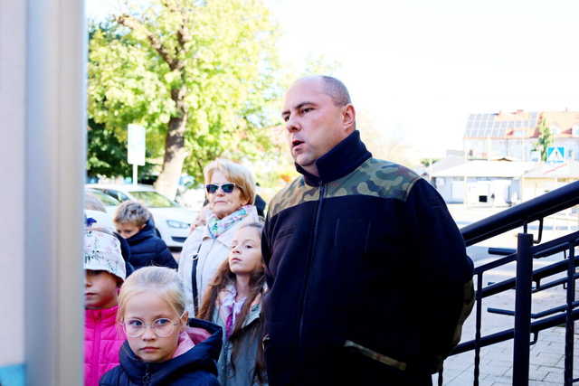 [WIDEO/FOTO] Żarów jest miastem już od 70 lat! Przed budynkiem UM odsłonięto figurkę Żarka i otwarto wystawę historyczną