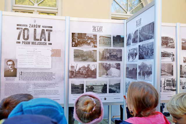[WIDEO/FOTO] Żarów jest miastem już od 70 lat! Przed budynkiem UM odsłonięto figurkę Żarka i otwarto wystawę historyczną