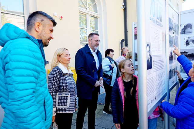[WIDEO/FOTO] Żarów jest miastem już od 70 lat! Przed budynkiem UM odsłonięto figurkę Żarka i otwarto wystawę historyczną