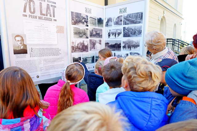 [WIDEO/FOTO] Żarów jest miastem już od 70 lat! Przed budynkiem UM odsłonięto figurkę Żarka i otwarto wystawę historyczną