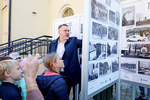 [WIDEO/FOTO] Żarów jest miastem już od 70 lat! Przed budynkiem UM odsłonięto figurkę Żarka i otwarto wystawę historyczną