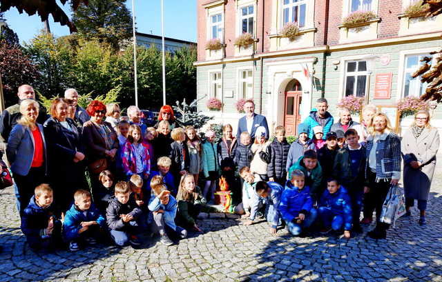 [WIDEO/FOTO] Żarów jest miastem już od 70 lat! Przed budynkiem UM odsłonięto figurkę Żarka i otwarto wystawę historyczną