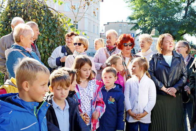 [WIDEO/FOTO] Żarów jest miastem już od 70 lat! Przed budynkiem UM odsłonięto figurkę Żarka i otwarto wystawę historyczną