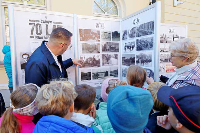 [WIDEO/FOTO] Żarów jest miastem już od 70 lat! Przed budynkiem UM odsłonięto figurkę Żarka i otwarto wystawę historyczną