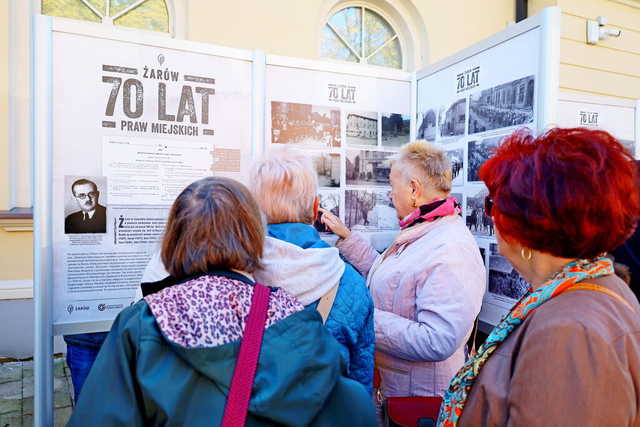 [WIDEO/FOTO] Żarów jest miastem już od 70 lat! Przed budynkiem UM odsłonięto figurkę Żarka i otwarto wystawę historyczną