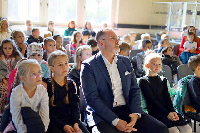 [WIDEO/FOTO] Żarów jest miastem już od 70 lat! Przed budynkiem UM odsłonięto figurkę Żarka i otwarto wystawę historyczną