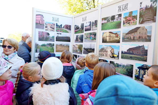 [WIDEO/FOTO] Żarów jest miastem już od 70 lat! Przed budynkiem UM odsłonięto figurkę Żarka i otwarto wystawę historyczną